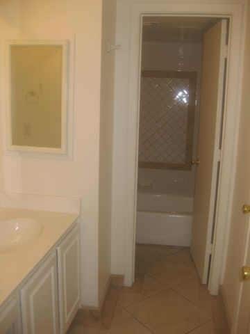 Building Photo - 2610 Lakehill Ln