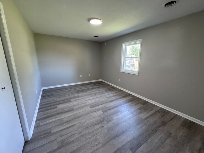 Building Photo - Connector Street 90/100