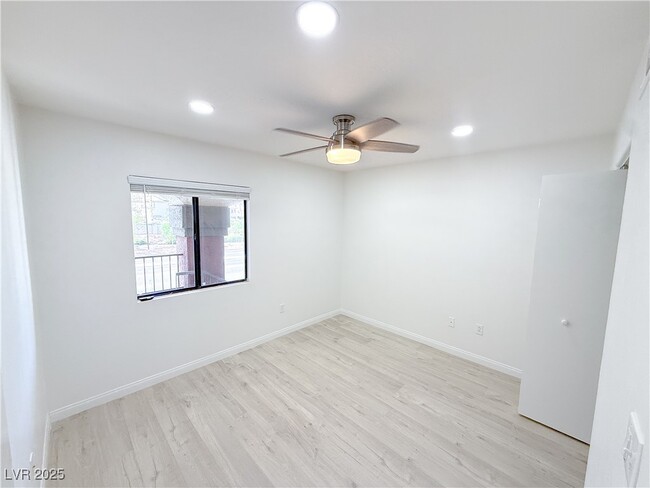 Building Photo - 950 Seven Hills Dr