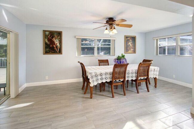 Building Photo - 120 E Park Ln