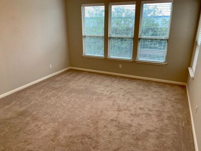 Building Photo - Beautiful 4 bedroom, 2.5 bathroom home in ...