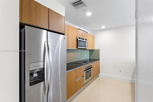 Building Photo - 1060 Brickell Ave