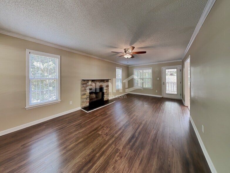 Building Photo - 1609 Middle Ridge Dr