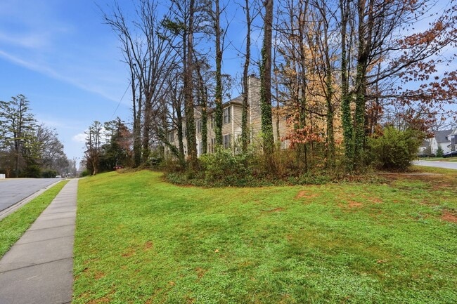 Building Photo - Oakhurst Living at Its Finest (Fresh Paint - New Carpet)