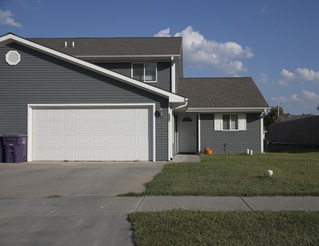 Building Photo - 516 Stone Pointe Dr