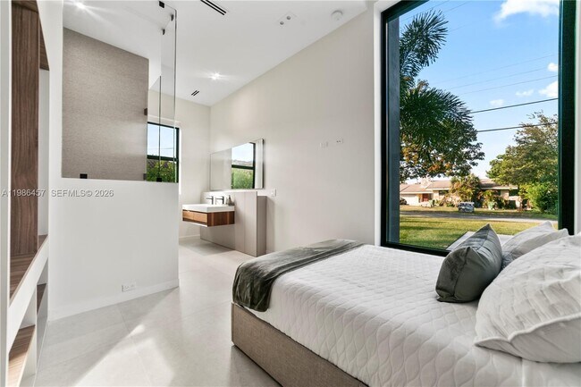 Building Photo - 493 Holiday Dr