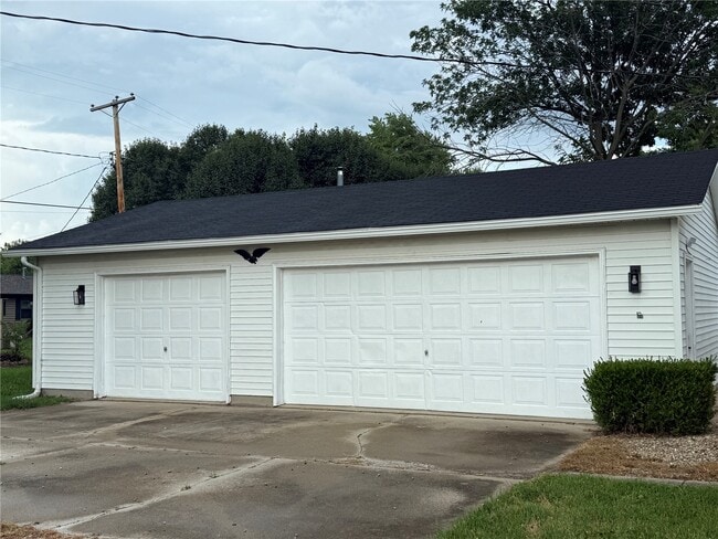 Building Photo - 511 E Beckemeyer Ave