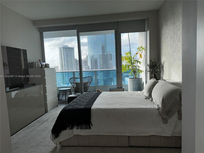 Building Photo - 200 Biscayne Blvd Way