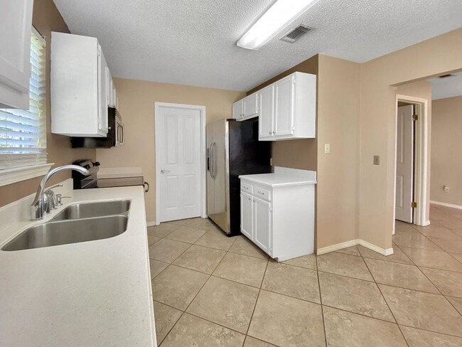 Building Photo - Lovely 3 Bedroom Home in Fort Walton Beach!