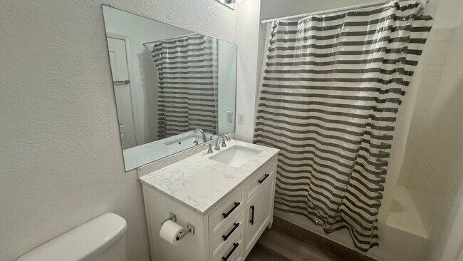 Building Photo - Gated Community 2 bedroom 1 car garage