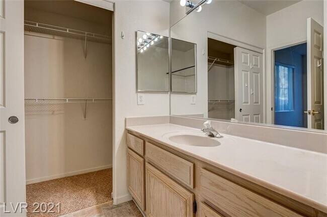 Building Photo - Resort-Style Living in the Gated Vistana C...