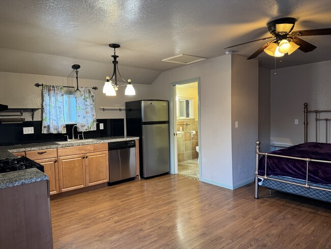 Building Photo - 555 E Simpson Ave