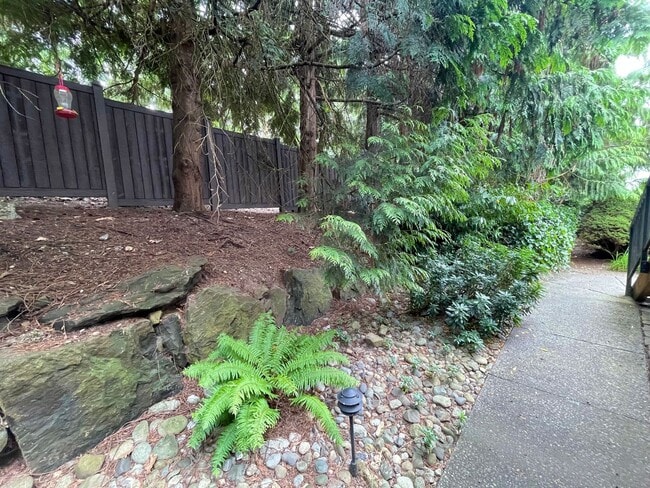 Building Photo - 2 Bed, 2 Bath Garden Condo in Kirkland!