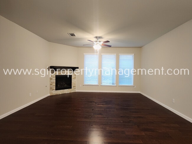 Building Photo - 2024 Miramar Dr