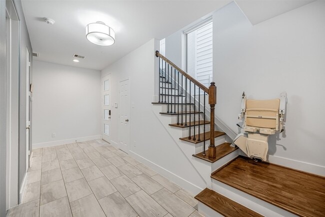 Building Photo - 2324 Camden Dr