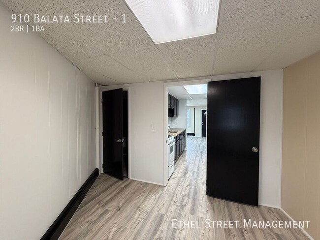 Building Photo - 910 Balata St