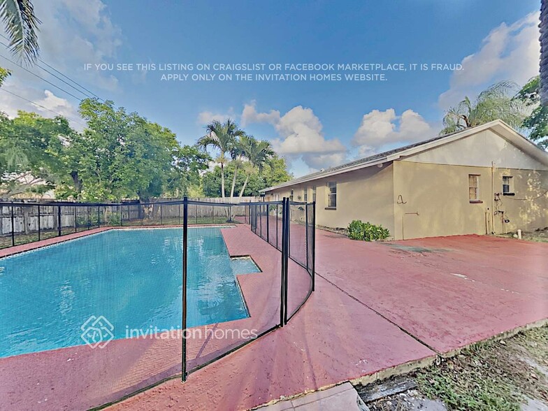 Building Photo - 3635 N Mountain Dr