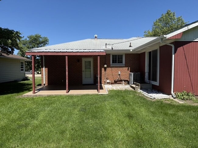 Building Photo - Beautiful 2 BR house in Bloomington. 1.5 bathroom