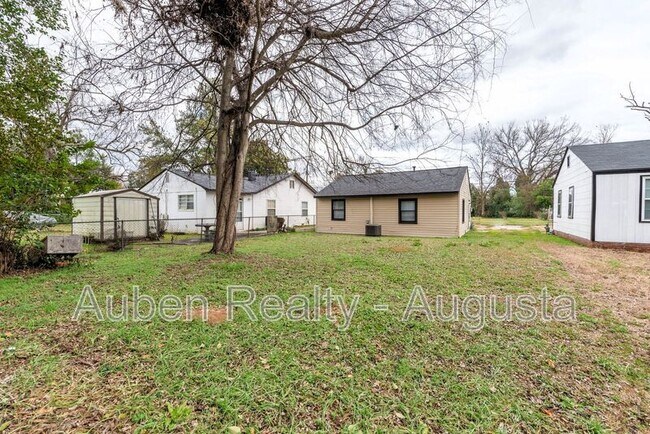 Building Photo - 821 Forsythe St