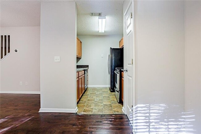 Building Photo - Spacious townhome minutes from Midtown Atl...