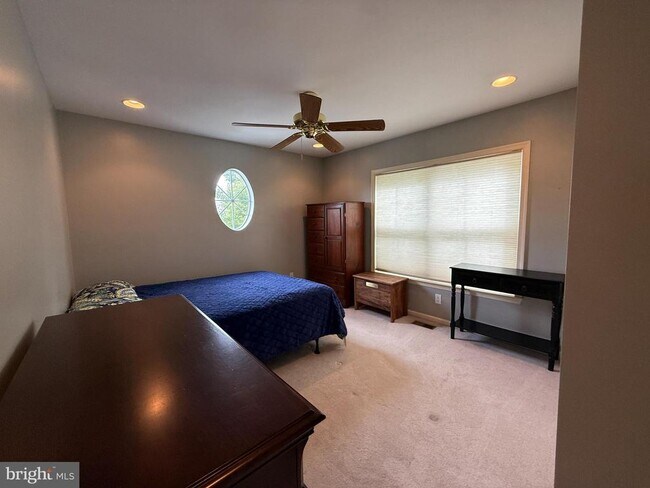 Building Photo - 240 Honey Hollow Ln