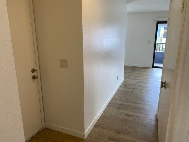 Building Photo - 2BR/2BA Upstairs Condo with Two-Car Garage