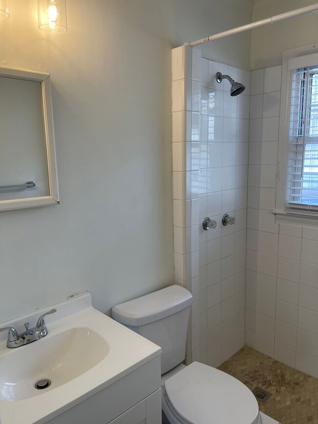 Building Photo - Available Now! 3 Bed/1 Bath in Enderly Park!