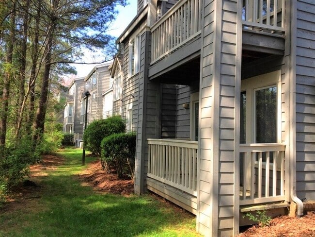 Building Photo - Updated, polished 2br END UNIT in Mill Cre...