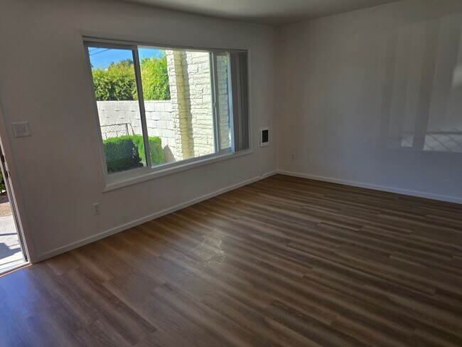Building Photo - *!*!* Ground Floor Pet Friendly 1 Bedroom ...