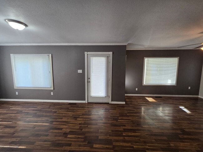 Building Photo - 3 bedroom, large privacy fenced in yard, oversized garage