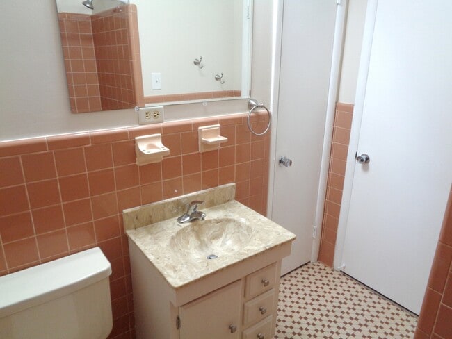 Building Photo - **Available Now** Spacious 3 Bedroom 2 Bath in Savannah!