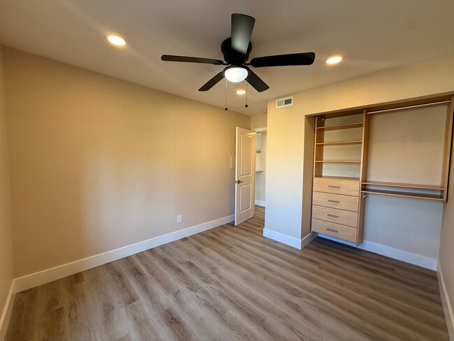 Building Photo - Bright 2BR/2BA Condo with Reserved Parking...