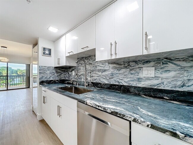 Building Photo - 364 Golfview Rd