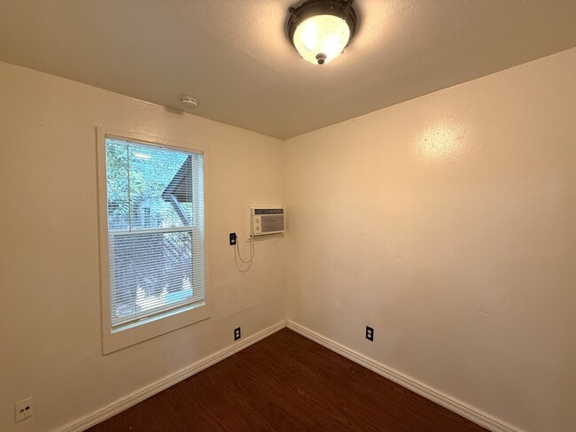 Building Photo - 422 W 17th St
