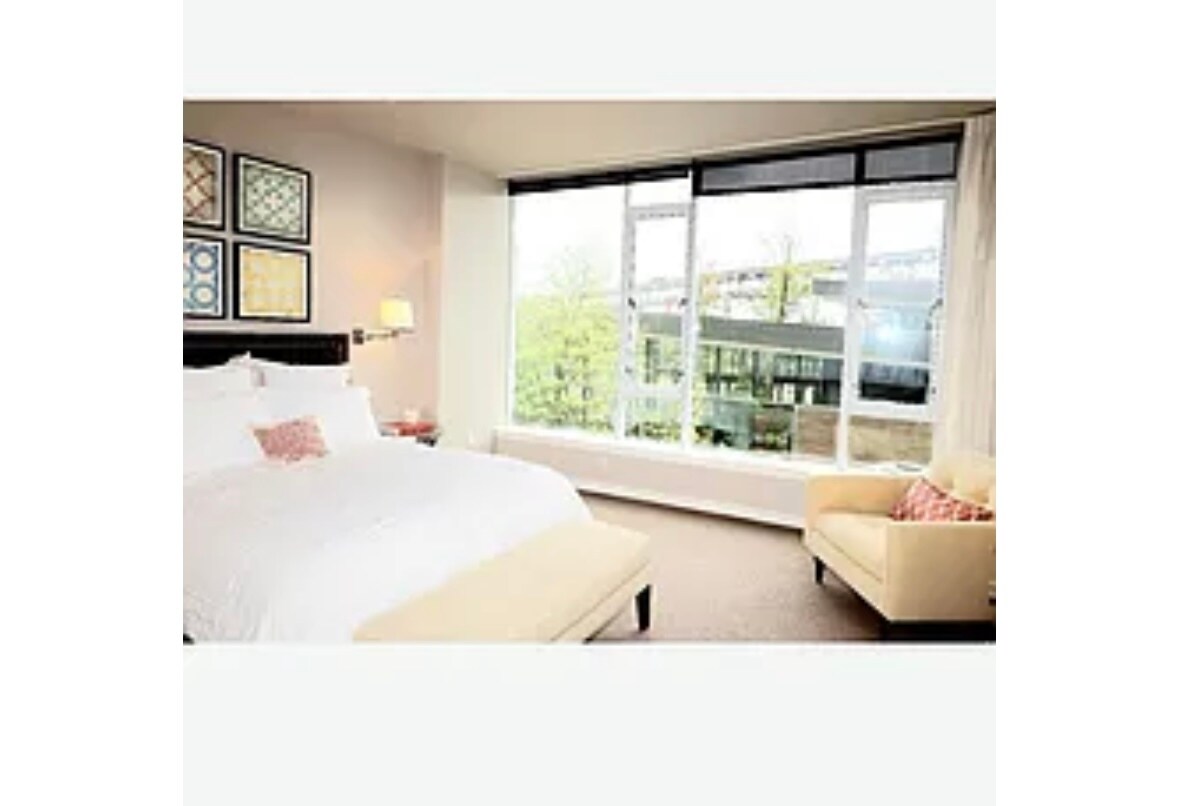 Building Photo - 1900 S River Dr