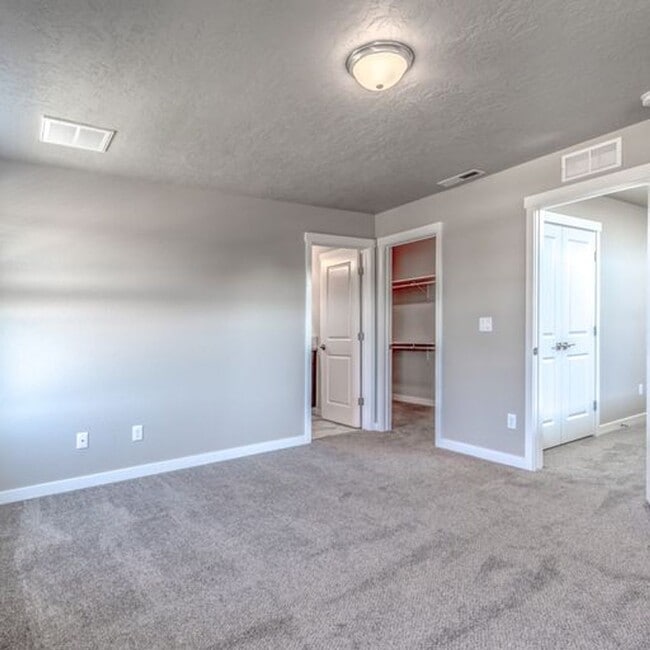 Building Photo - 4-Bedroom Townhome in West Boise