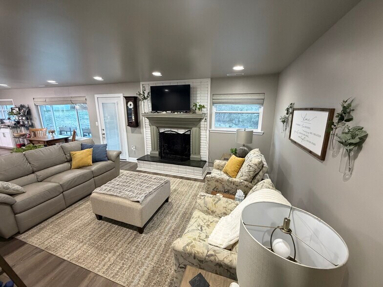 Building Photo - 10264 Pleasant View Dr