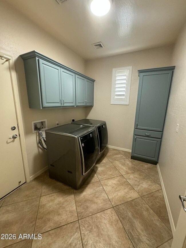 Building Photo - 419 W Balsam Dr