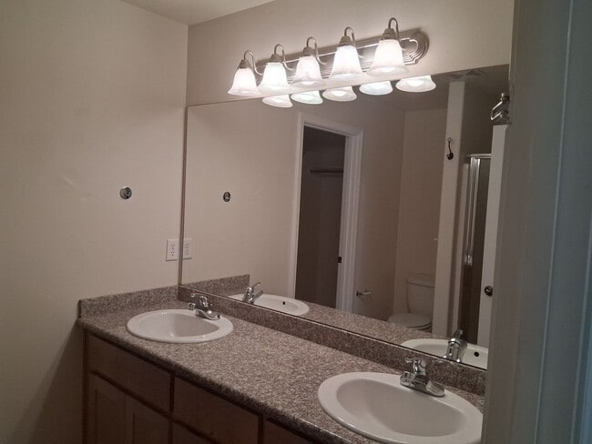 Building Photo - Cute, clean 2 bedroom upstairs apartment with patio.