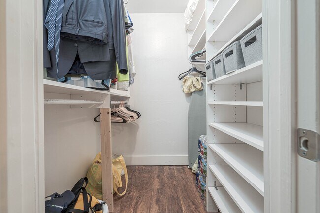 Building Photo - 384 N Post Oak Ln