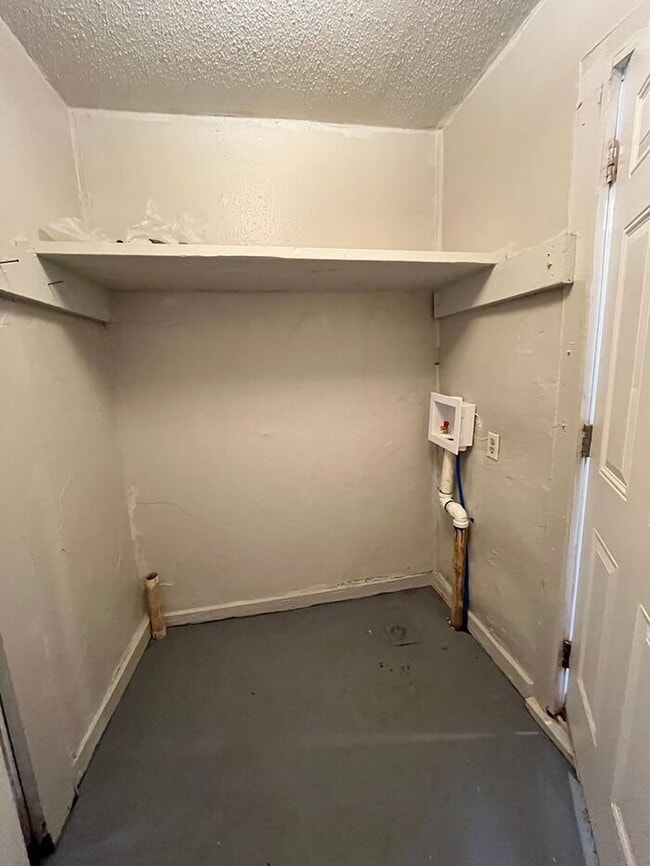 Building Photo - 2 Bed 1 Bath