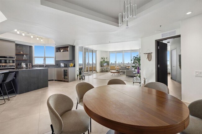 Building Photo - 808 Brickell Key Dr