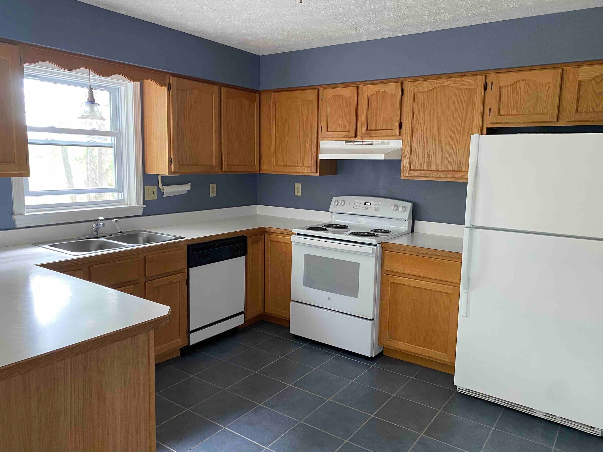 Spacious kitchen - 30 Charter St