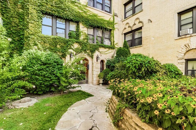 Building Photo - 5655 N Spaulding Ave