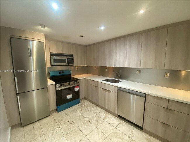 Building Photo - 9500 W Bay Harbor Dr