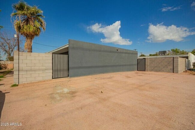 Building Photo - 2-bedroom, 1-bath duplex by ASU