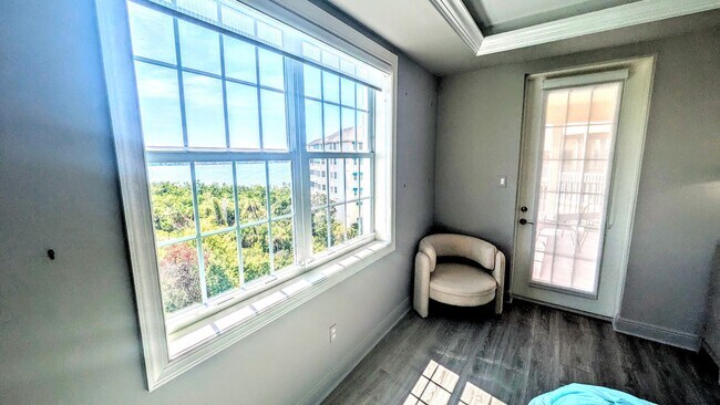 Building Photo - Annual Turnkey 3/3 penthouse on waterfront...