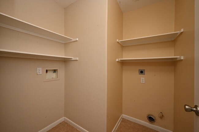 Building Photo - 7006 Biton Dr