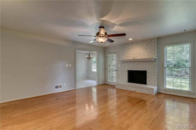 Building Photo - 401 Riverdale Dr