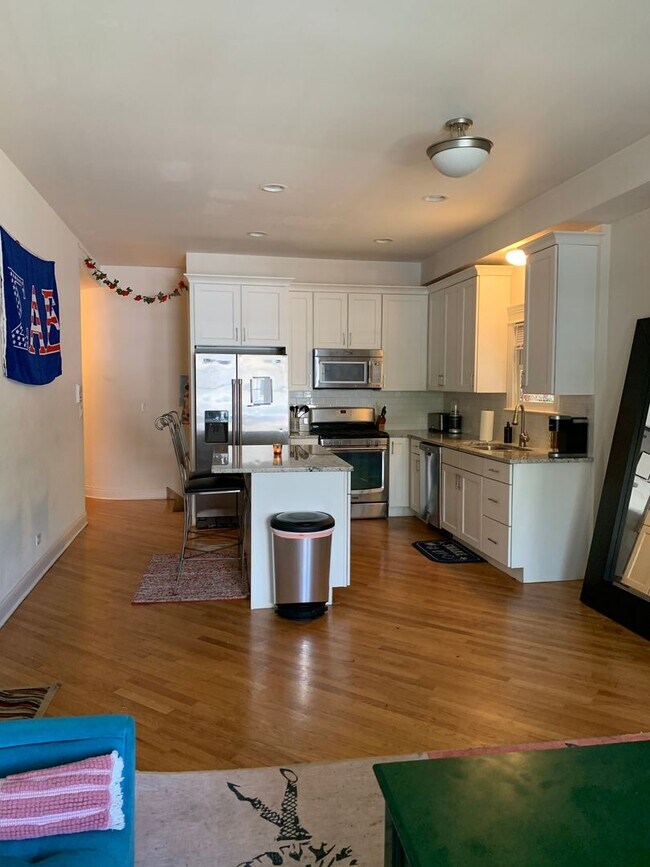 Building Photo - Very Spacious 5 BR/3 BA Duplex in Lincoln ...